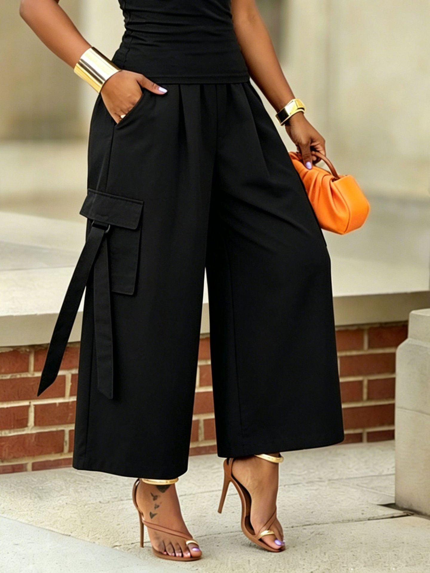 Pantalon cropped utility femme noir, poches latérales plaquées et rubans décoratifs