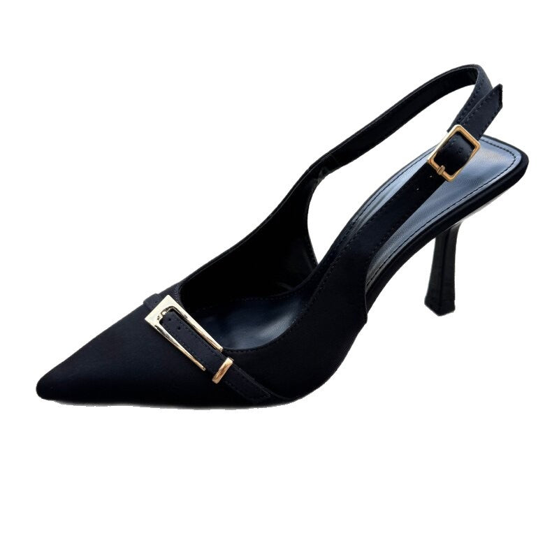 Escarpin femme noir à talon carré fin, bout pointu, bride arrière et boucle dorée.