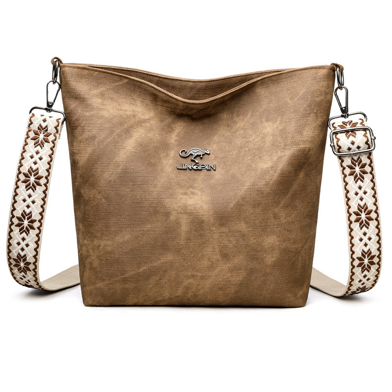 Sac à main souple brun grand format, bandoulière à motifs et logo, fermeture zippée