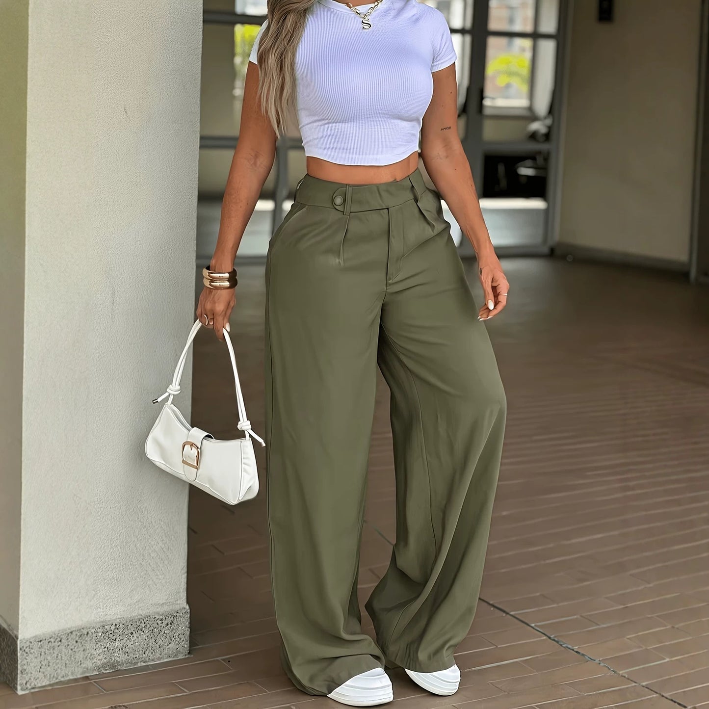 Pantalon décontracté ample à jambes droites vert armée, bouton, poches, coupe fluide