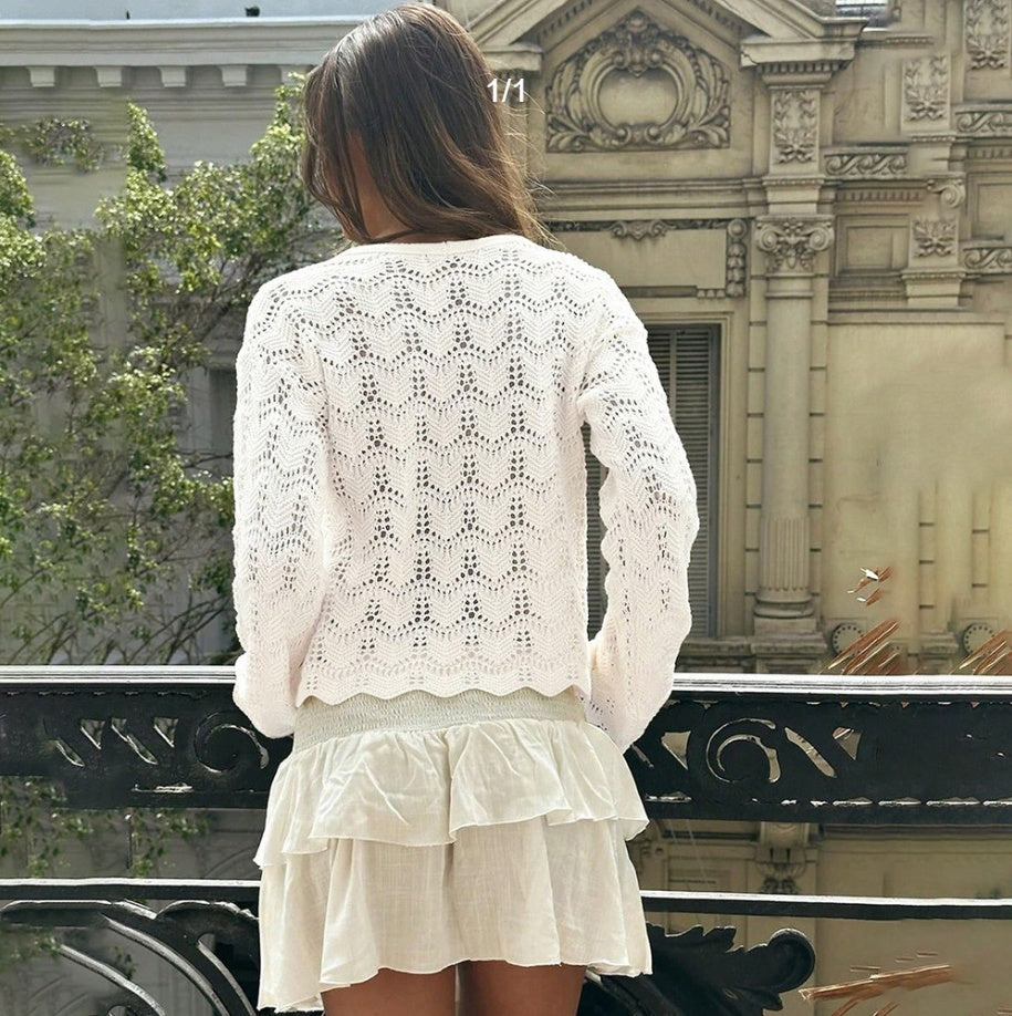 Dos du top femme blanc ajouré, manches longues et volants en bas
