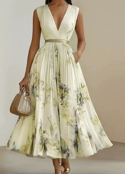 Robe sans manches à taille haute imprimée sur fond blanc cassé et vert.
