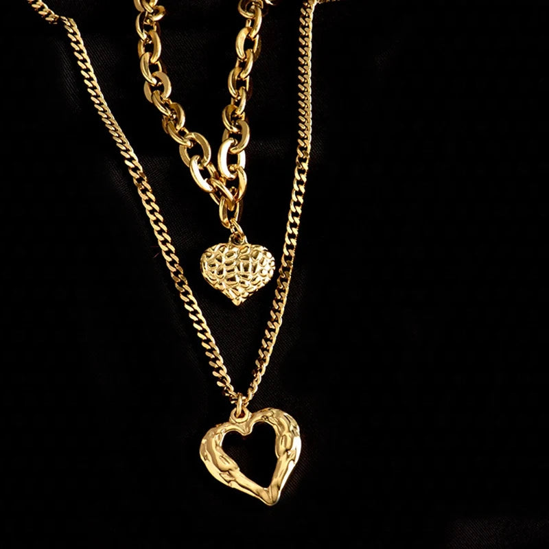 Collier double doré à maillons, pendentif cœur texturé et cœur poli.