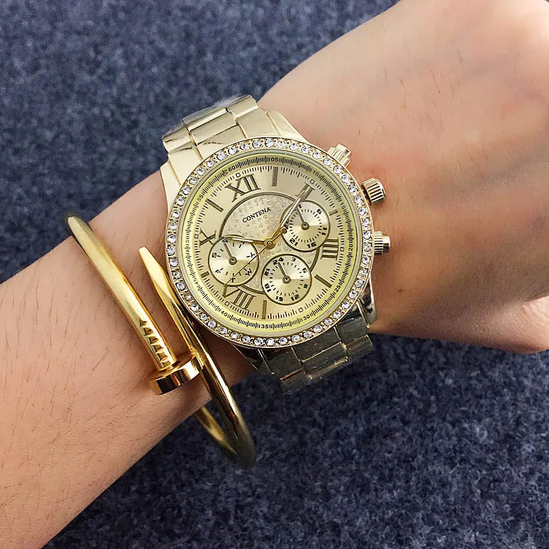 Montre femme à boîtier pavé, bracelet maille doré et cadran clair à chiffres romains