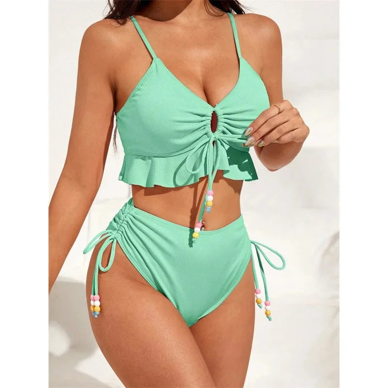 Ensemble bikini vert menthe à volants, top triangle froncé et bas taille haute à cordons
