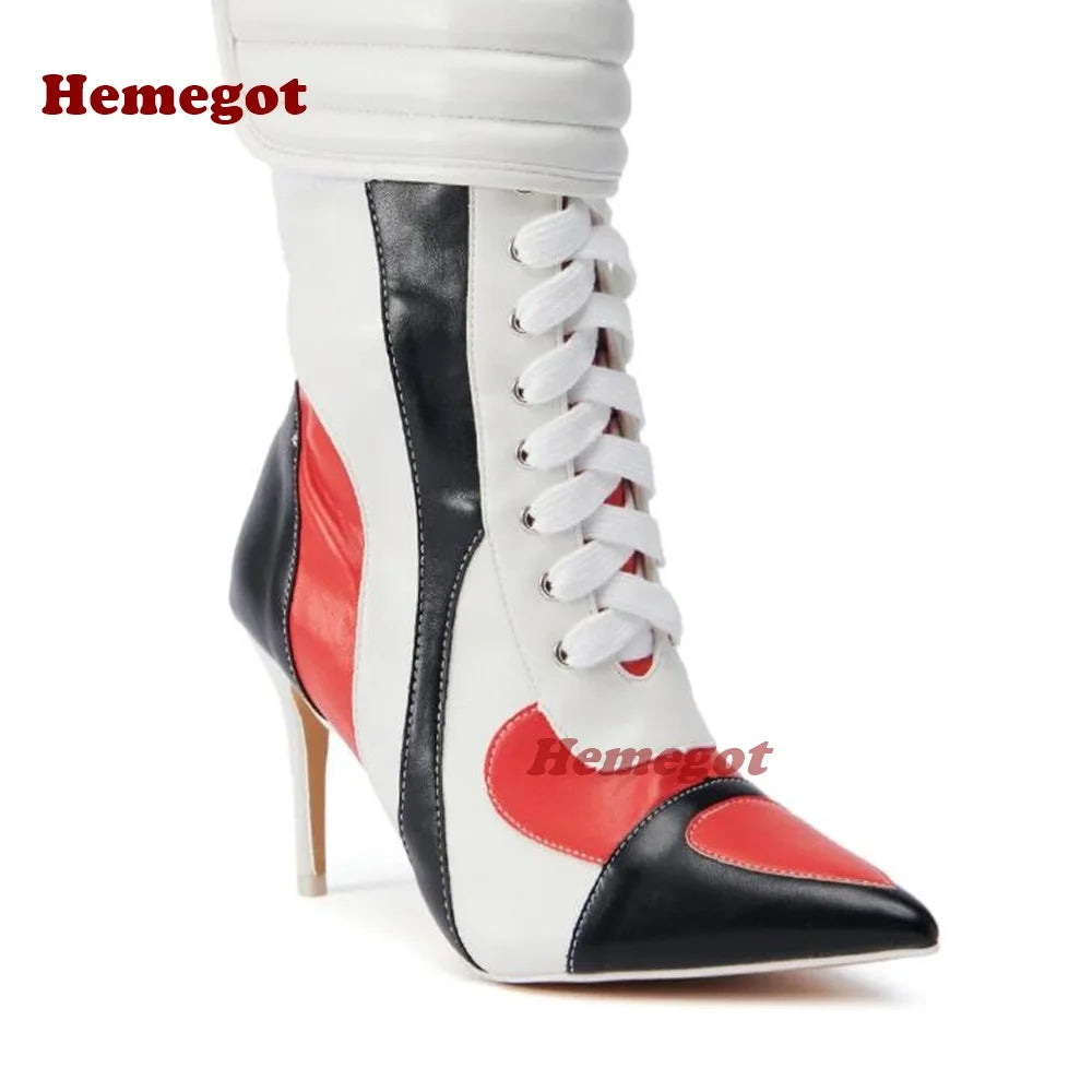 Bottes moto femme blanches avec lacets, empiècement noir et rouge, bout pointu