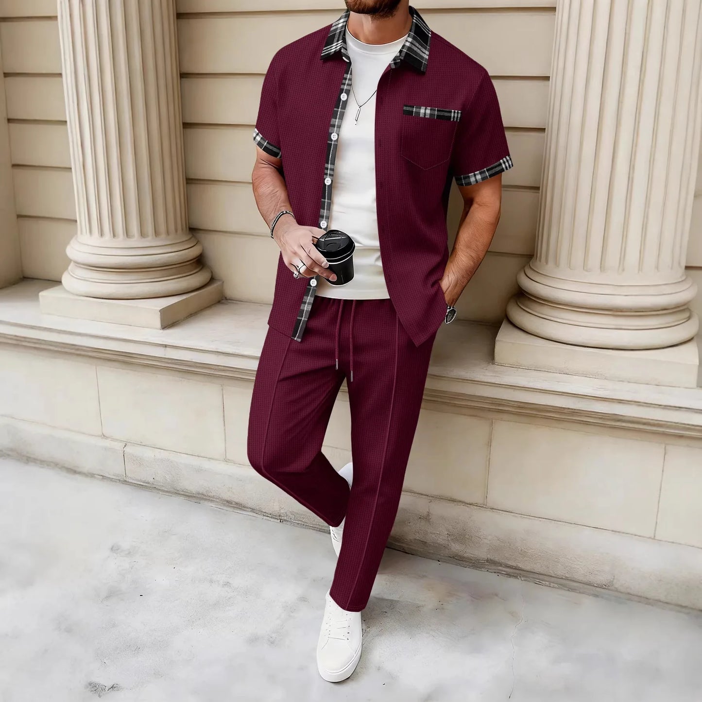 Ensemble chemise bordeaux à col boutonné et pantalon bordeaux à taille élastique, porté