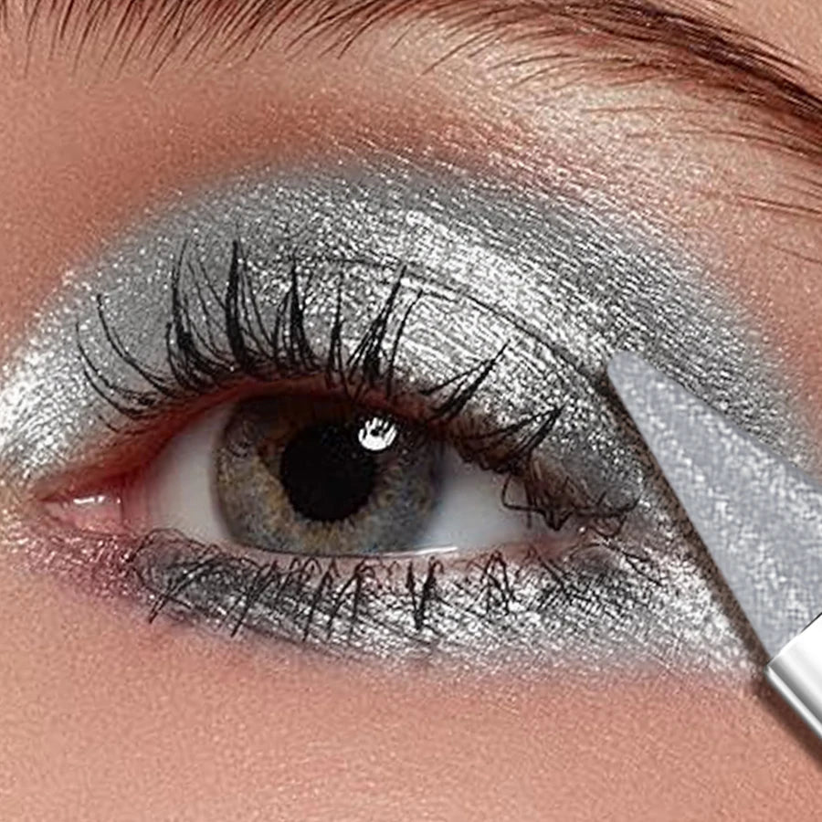 Crayon fard à paupières gris argenté pailleté, dépose sur la paupière