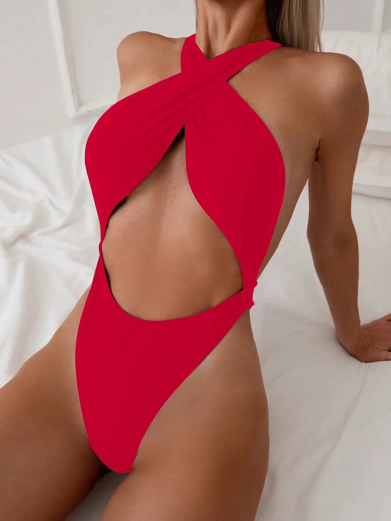 Maillot de bain une pièce rouge à licou, dos nu avec découpes croisées