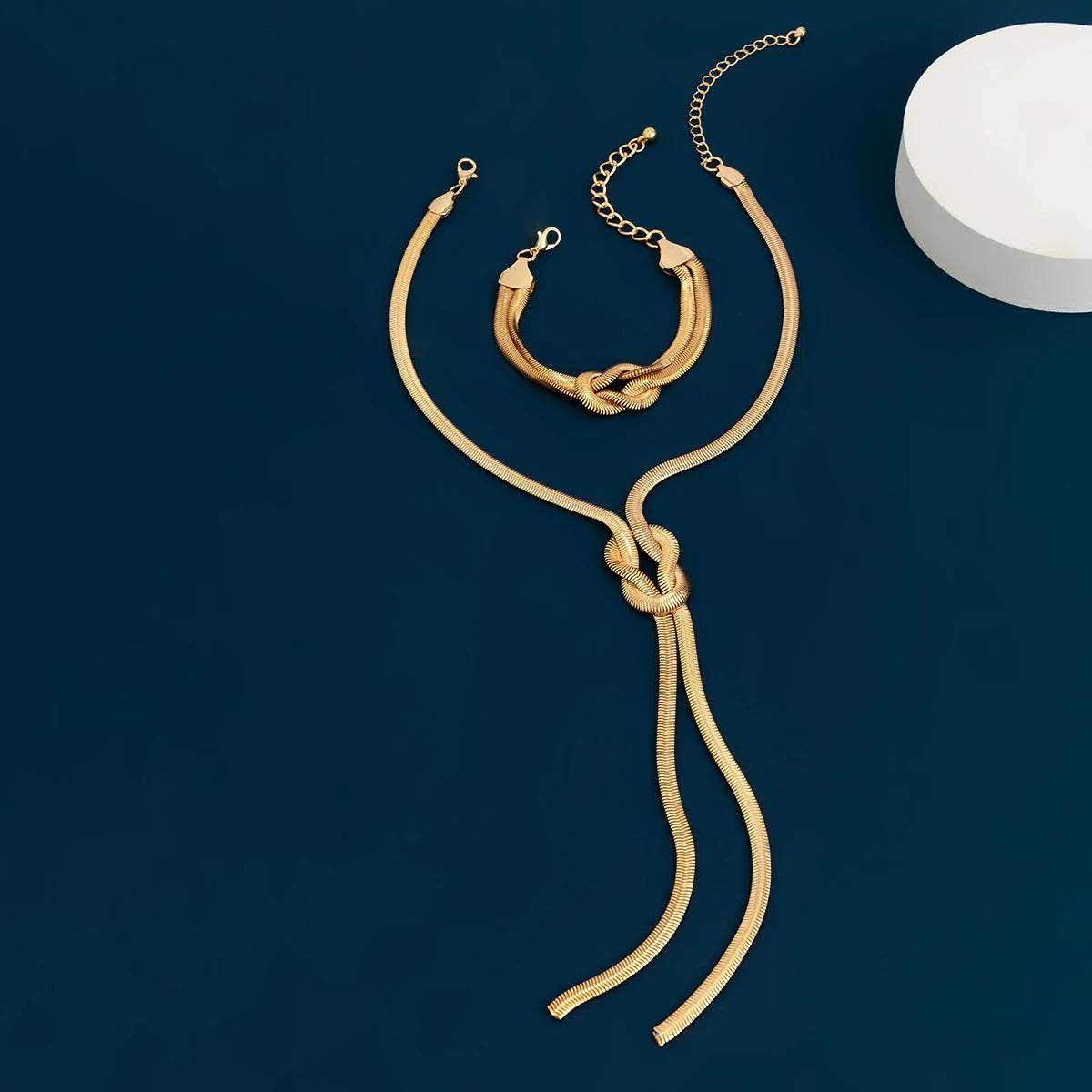 Ensemble collier et bracelet dorés serpent torsadé, chaînes longues et bracelet en U