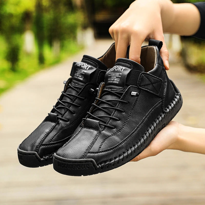 Mocassins en cuir plats noirs avec lacets, patte arrière et semelle noire.