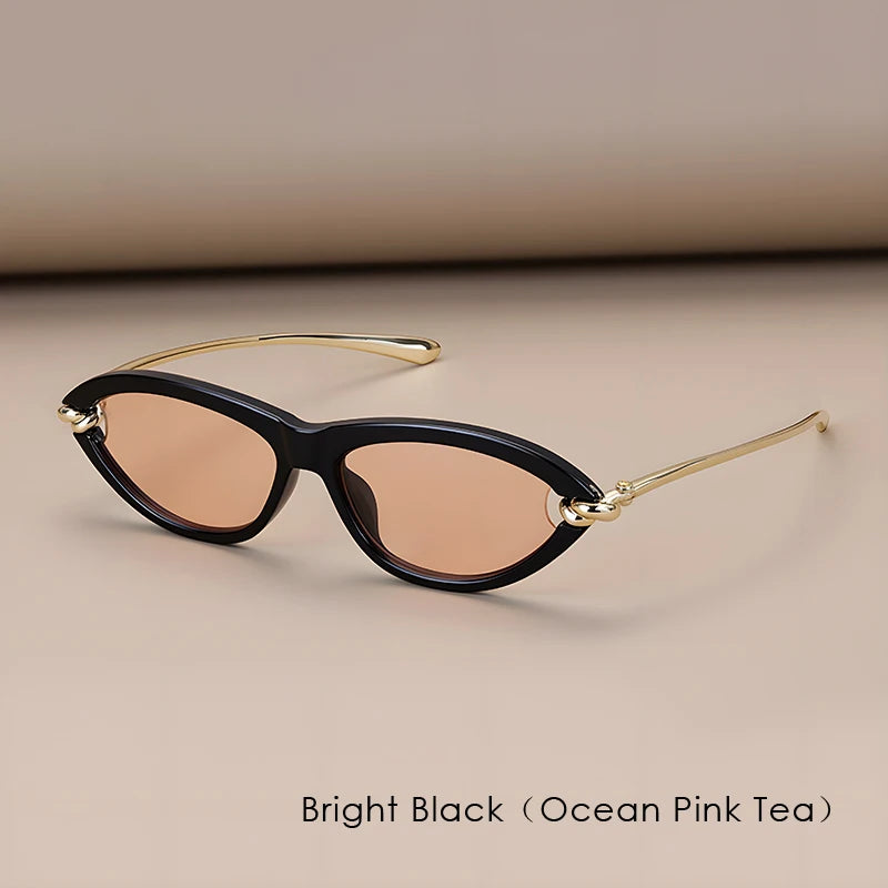 Lunettes de soleil œil-de-chat monture noire, branches dorées, verres brun rosé