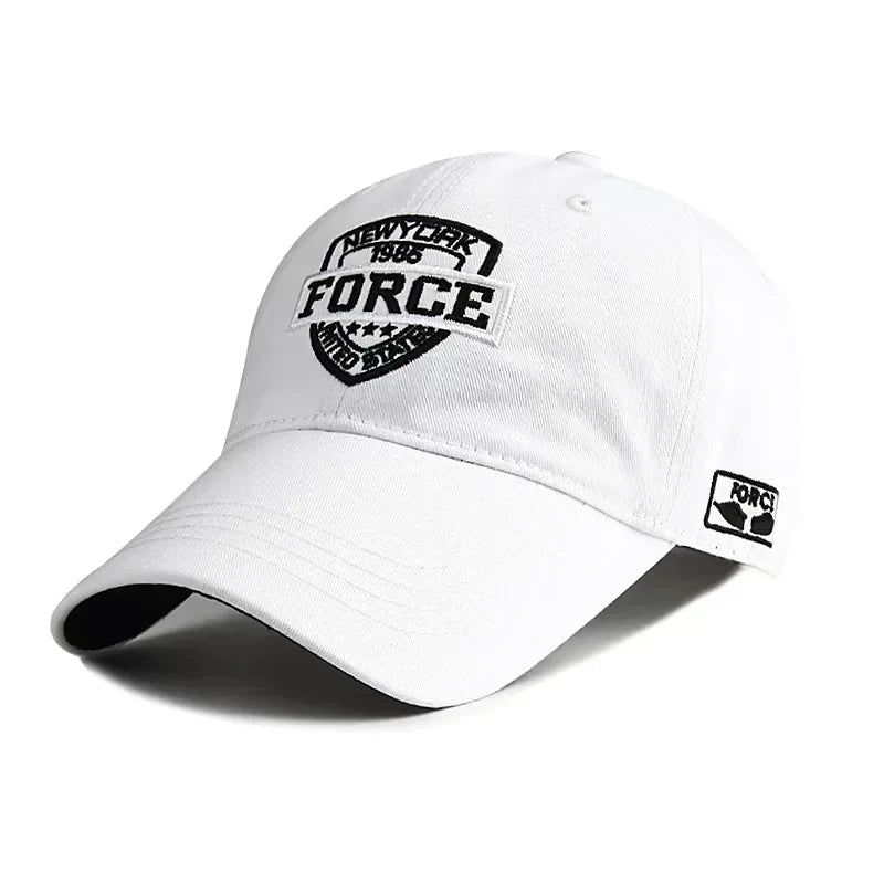 Casquette de baseball blanche, broderie « FORCE » et écusson New York 1985.
