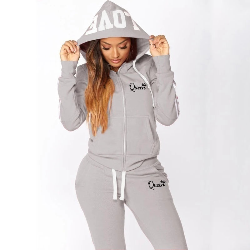 Ensemble de jogging femme gris clair, vue avant : sweat à capuche zippé et pantalon assorti.