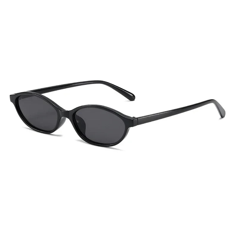 Lunettes de soleil à monture noire, verres foncés gris, forme ovale, style œil-de-chat