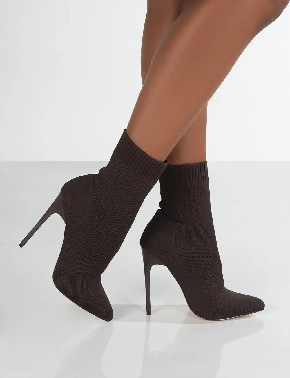 Bottines chaussettes marron foncé en tricot extensible, bout pointu et talon aiguille.