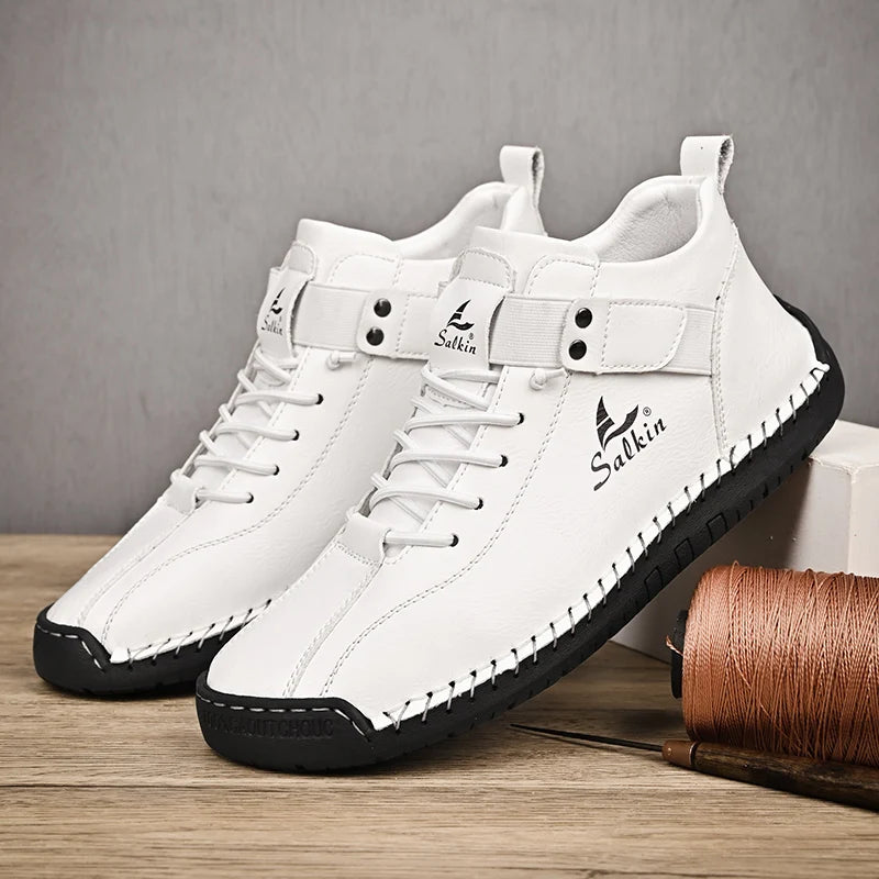 Chaussures décontractées homme en cuir blanc, lacets, bride et semelle épaisse noire.