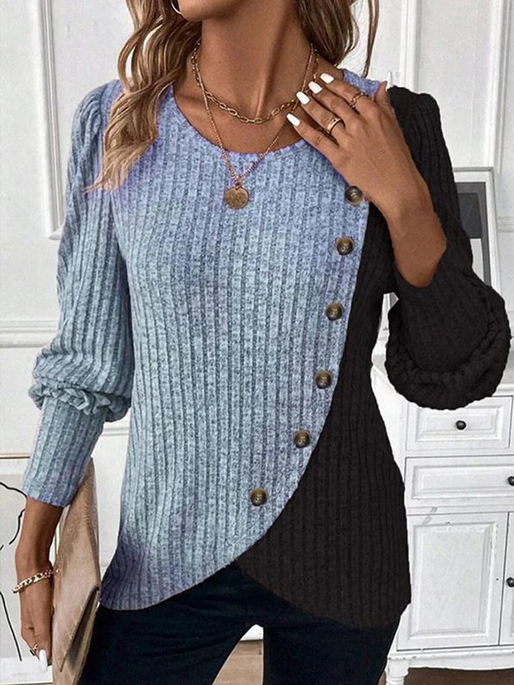 Pull femme col rond manches longues rayé bleu clair, rangée de boutons, empiècement contrasté noir.