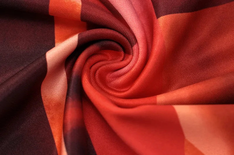 Tissu de robe orange sans manches, gros plan sur texture et motif ondulé