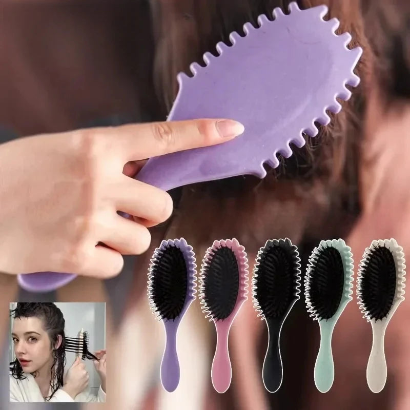 brosse colorée pour cheveux bouclée