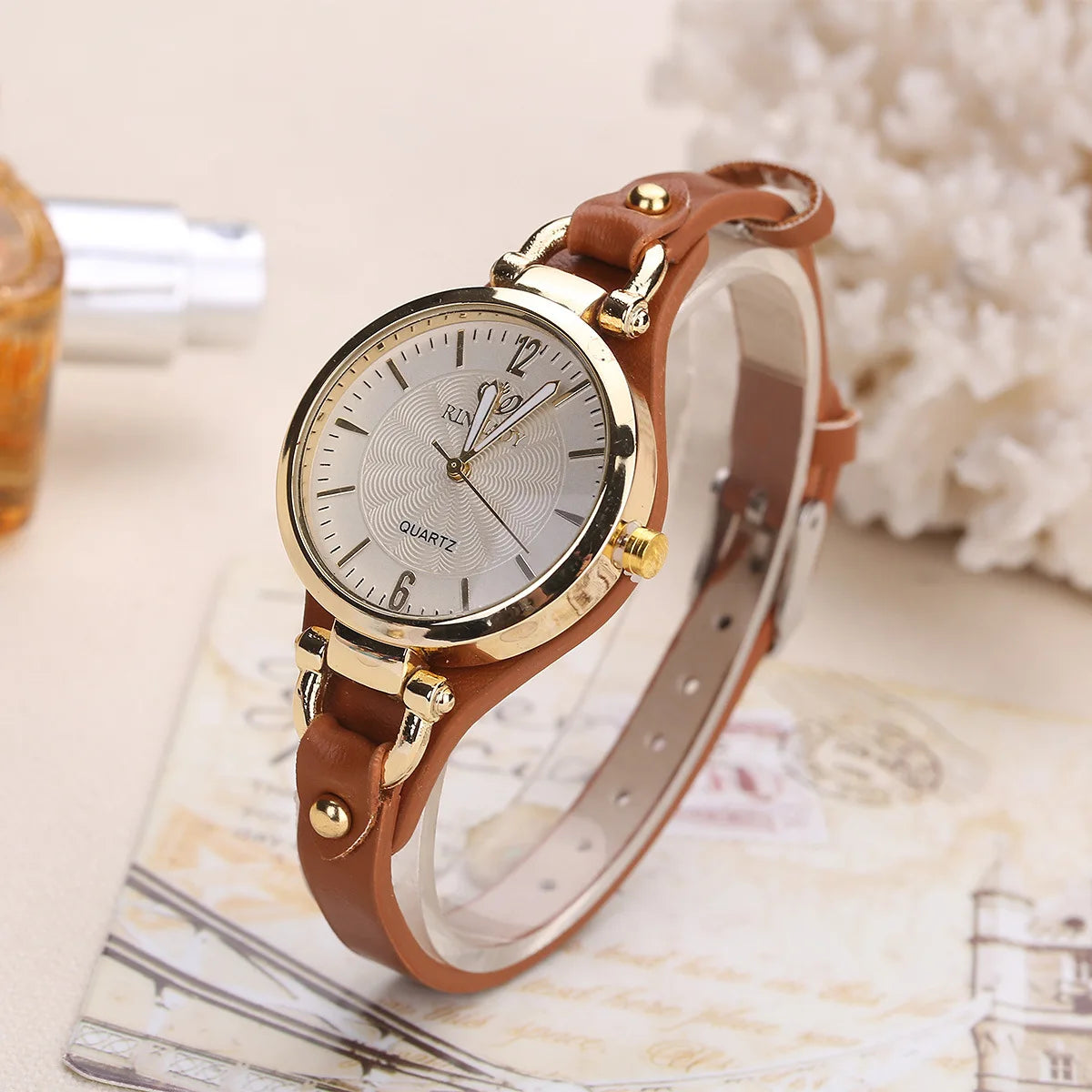 Montre femme cadran blanc, bracelet cuir marron, boîtier doré, montre à quartz