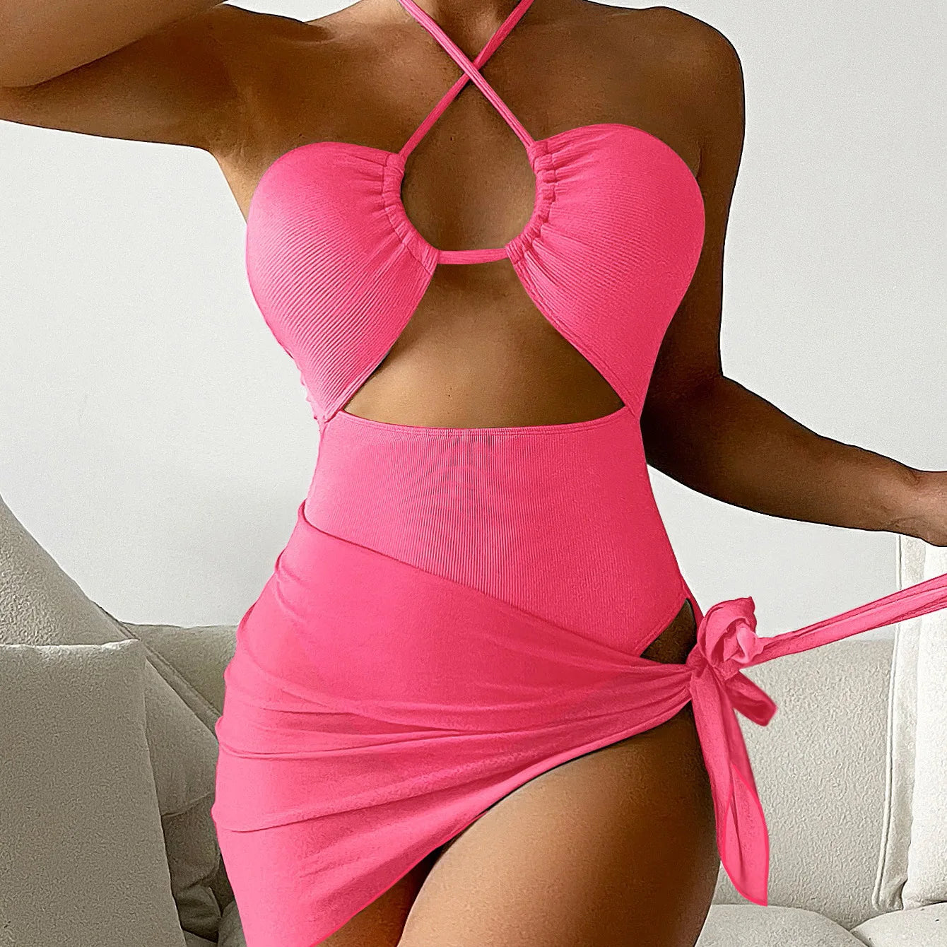 Maillot de bain 1 pièce rose fuchsia à licou, découpe au buste et jupe nouée