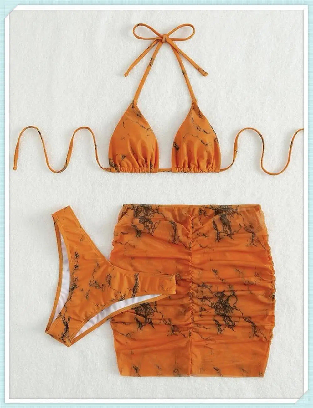 Ensemble bikini 3 pièces marbre orange, vue à plat : haut triangle, string et jupe froncée