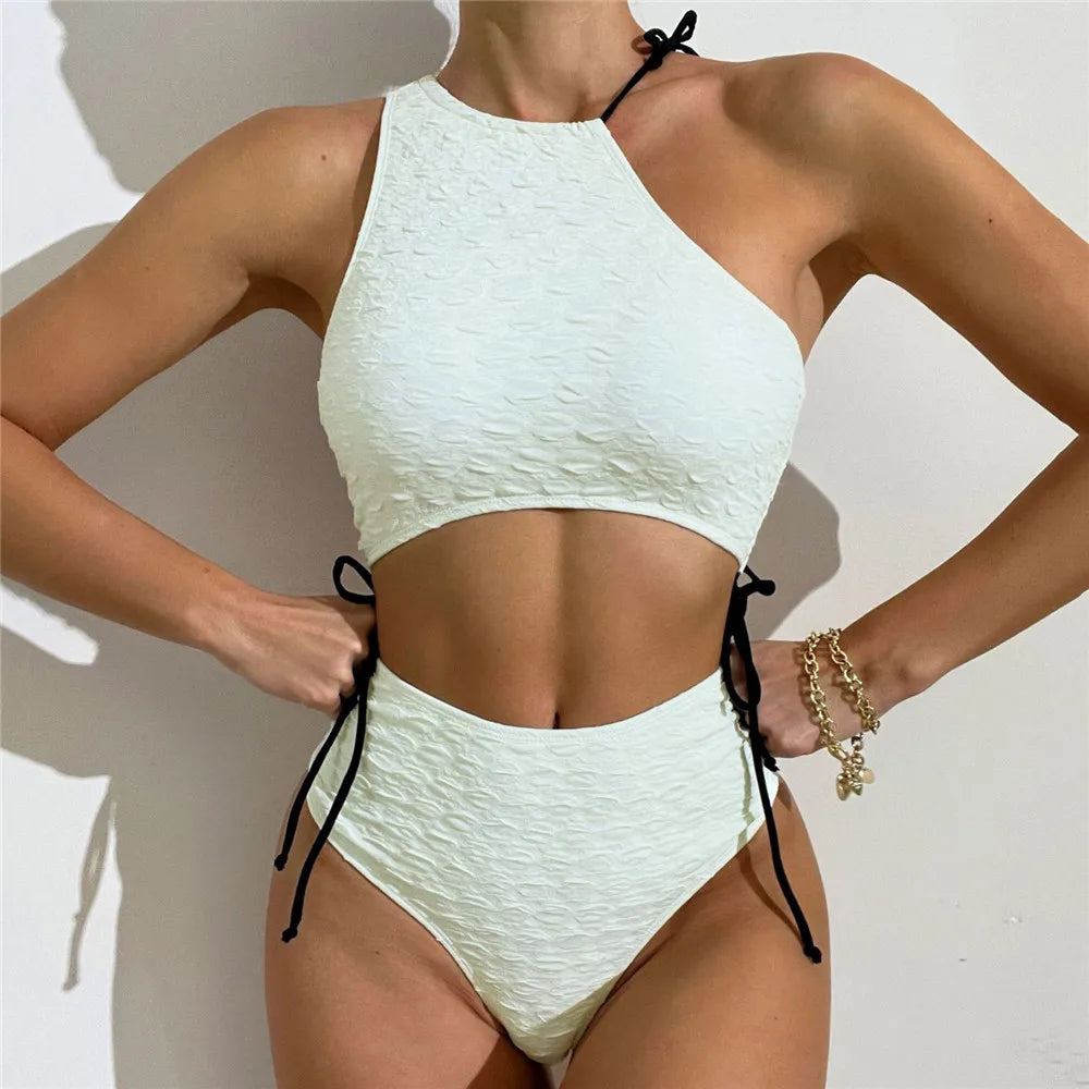 Ensemble bikini blanc texturé à taille haute, haut une épaule asymétrique, laçage.