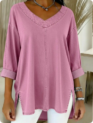 Haut en jean mauve à col V, manches retroussées, couture centrale et ourlet évasé