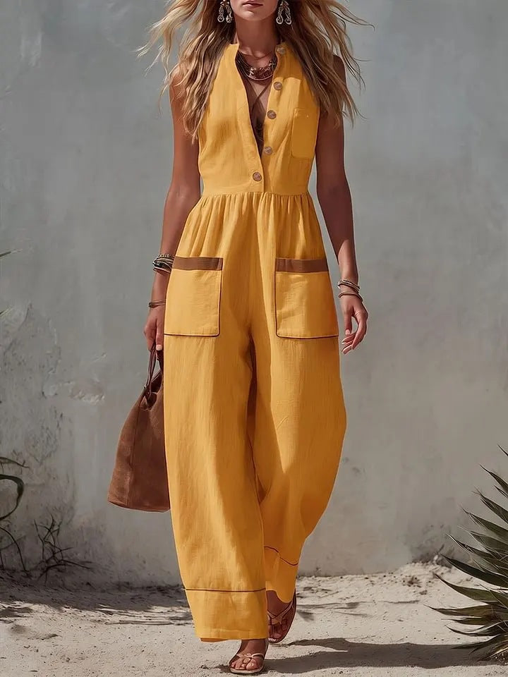 Combinaison sans manches ocre, col V, boutonnage, poches plaquées, jambe ample.