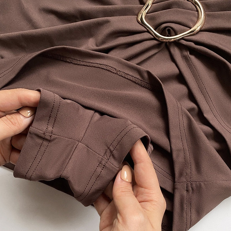 Jupe-short brune : détail du tissu et des coutures de la taille froncée