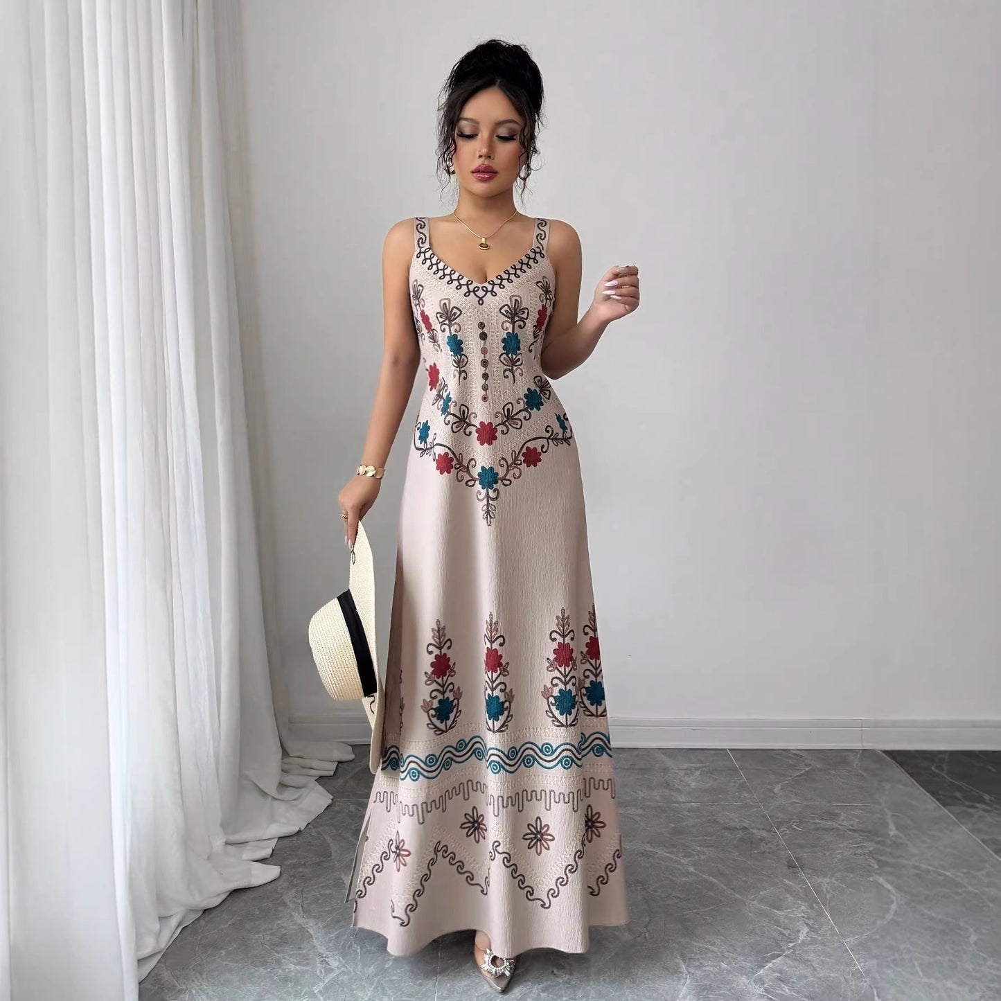 Robe longue fendue sans manches à encolure V, fond clair et motif floral multicolore