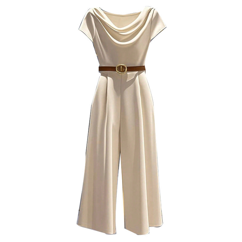 Combinaison en satin abricot clair, encolure drapée, manches courtes, ceinture dorée