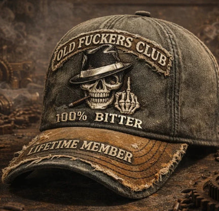 Casquette de baseball grise délavée, motif crâne et texte sur l’avant.