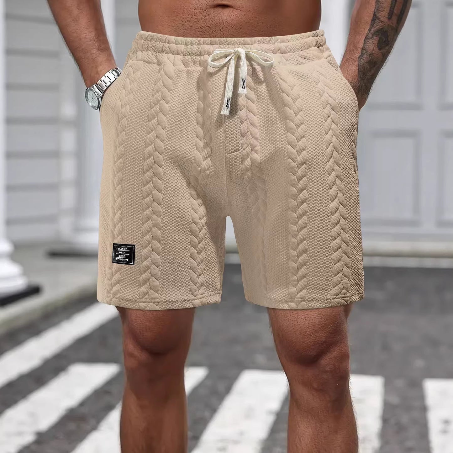 Short homme beige clair ample jacquard tressé, taille élastique et cordon à nouer