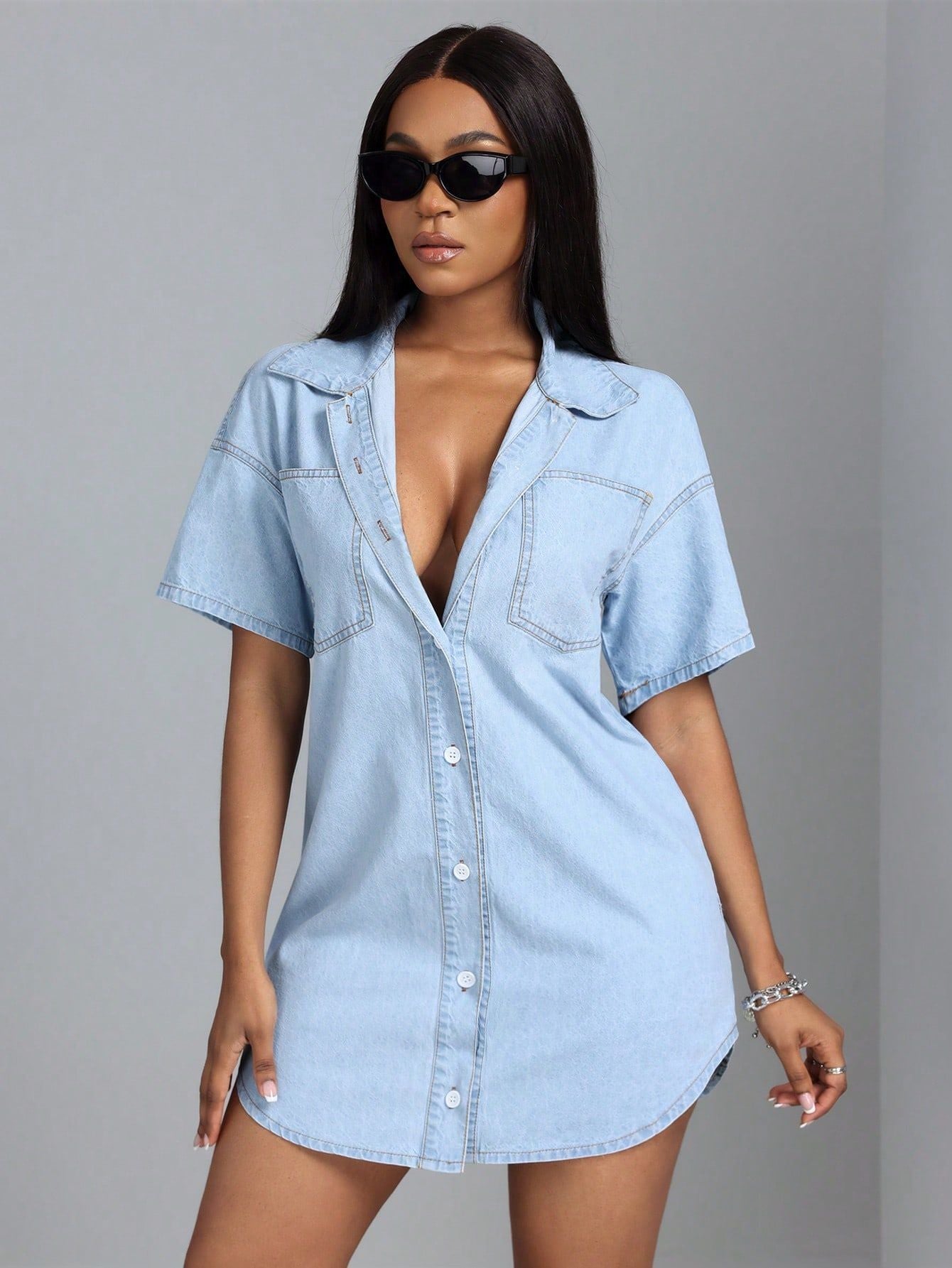 Robe chemise en jean bleu clair, vue de face, manches courtes, col structuré, coupe loose.