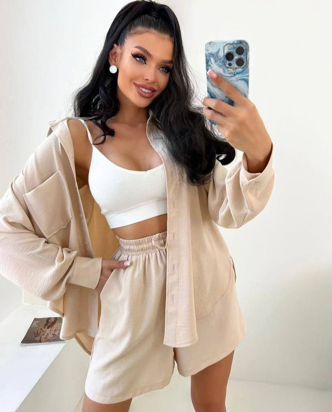 Ensemble chemise manches longues et short écru, poches devant, taille froncée.