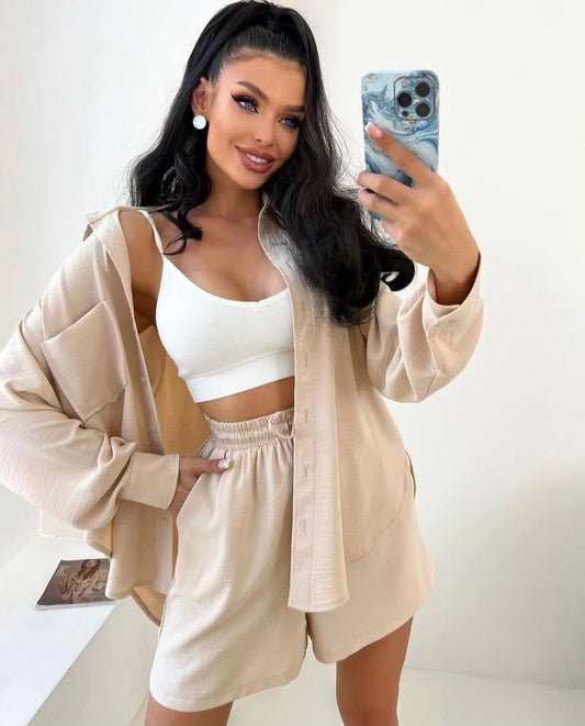 Ensemble chemise manches longues et short écru, poches devant, taille froncée.