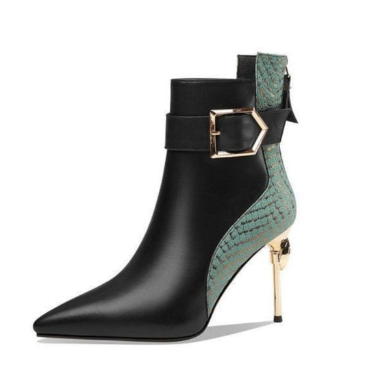 Bottines noires à talon aiguille bout pointu, tige effet python vert et boucle dorée.