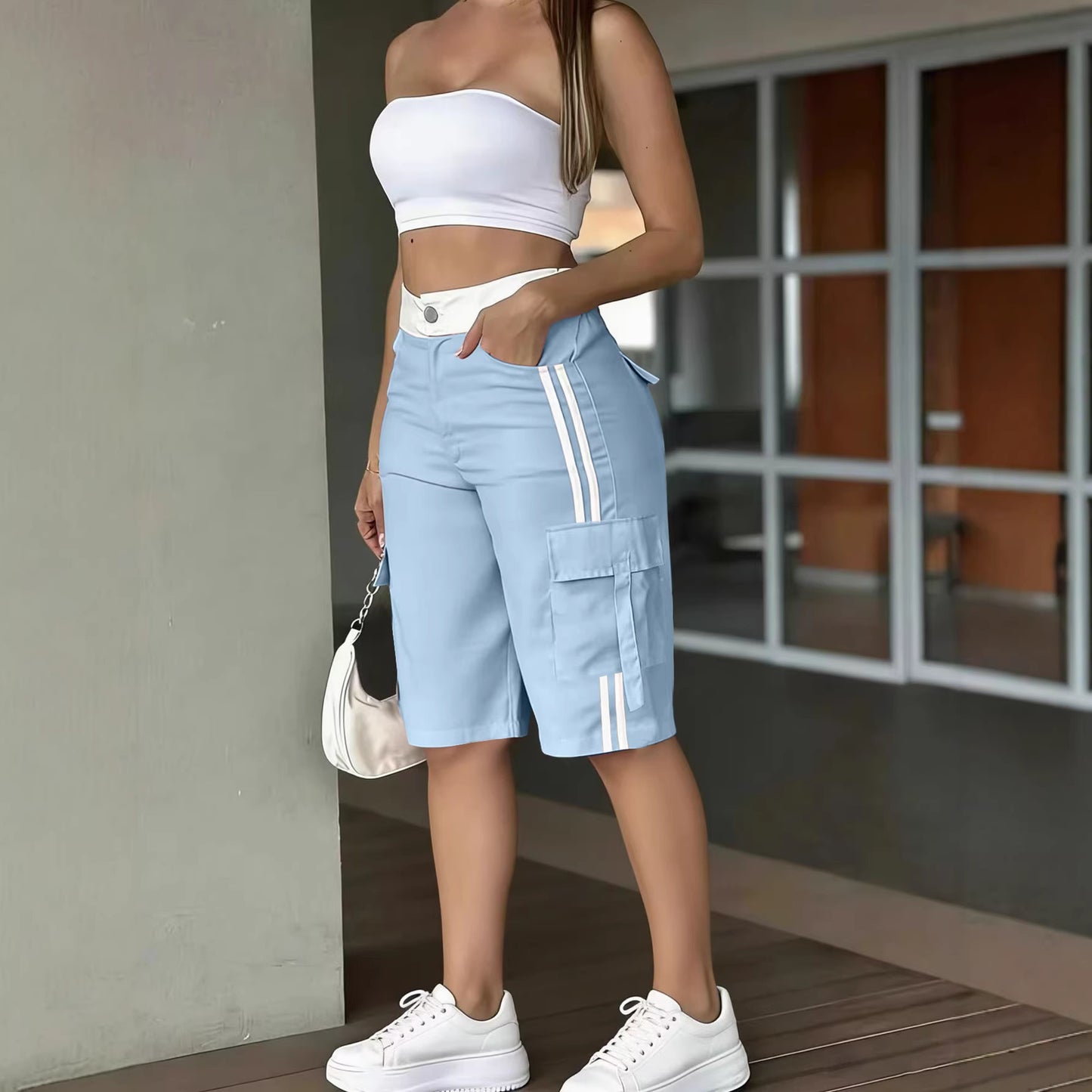 Short cargo taille haute bleu clair avec poches cargo et bandes verticales blanches
