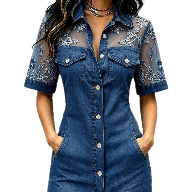 Robe mini en jean bleu foncé, col chemise, manches en dentelle transparente brodée