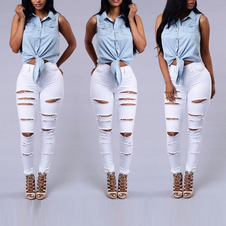 Jean skinny taille haute blanc déchiré, porté avec modèle