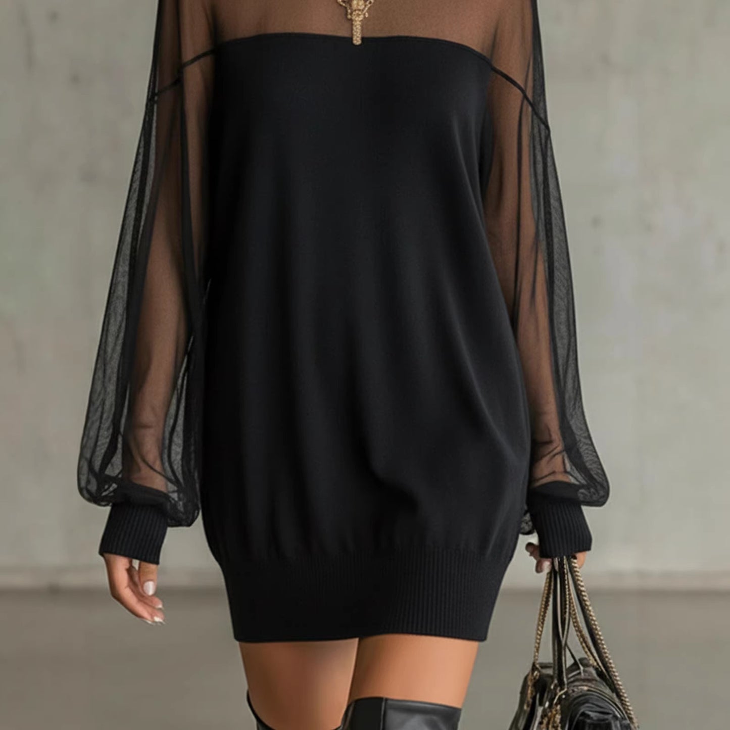 Robe noire avec manches longues en mesh transparent et poignets côtelés