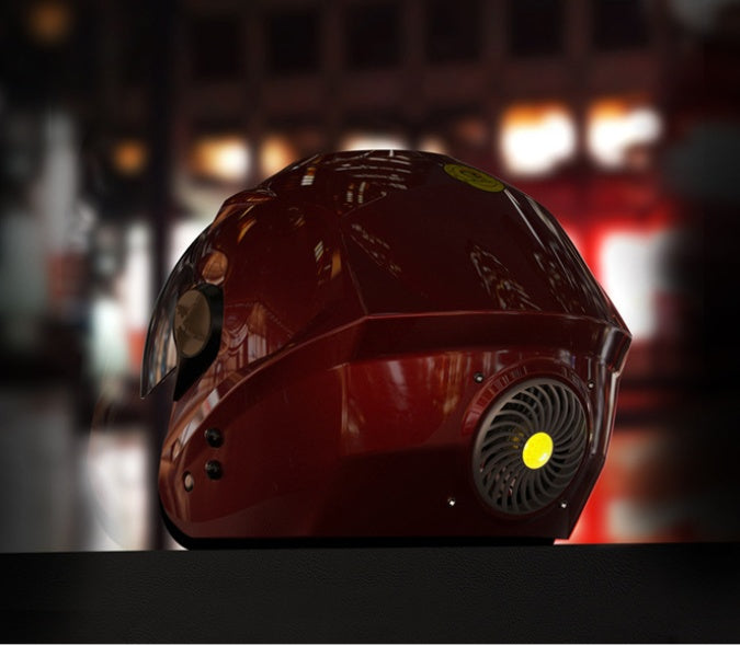 Casque moto rouge bordeaux brillant, entrée d’air avec grille, logo sur la coque.
