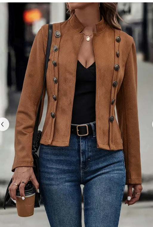 Veste courte camel à col ouvert, double rangée de boutons décoratifs