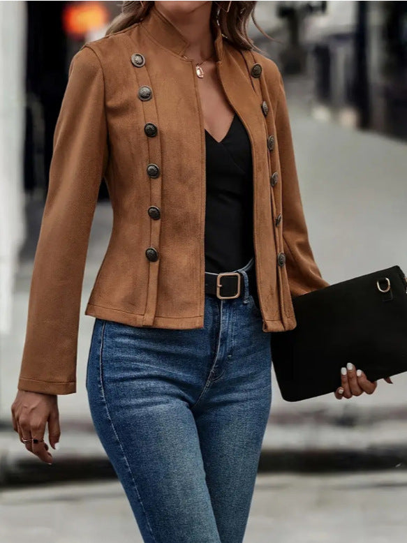 Veste courte camel avec boutons décoratifs et fermeture boutonnée sur le devant