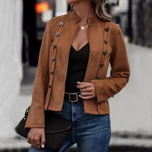 Veste courte camel avec double rangée de boutons décoratifs et col ouvert