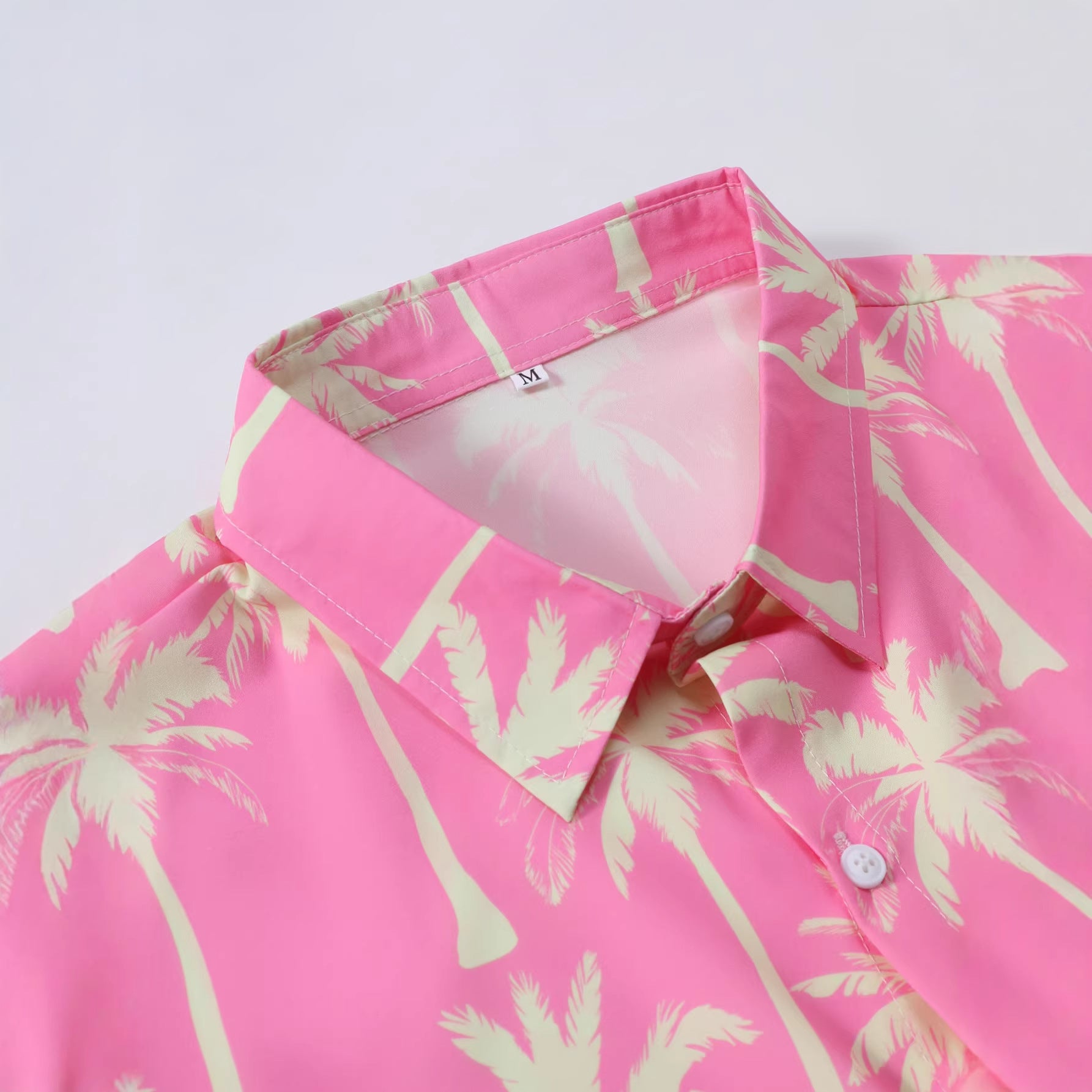 T-shirt rose imprimé palmiers, col boutonné