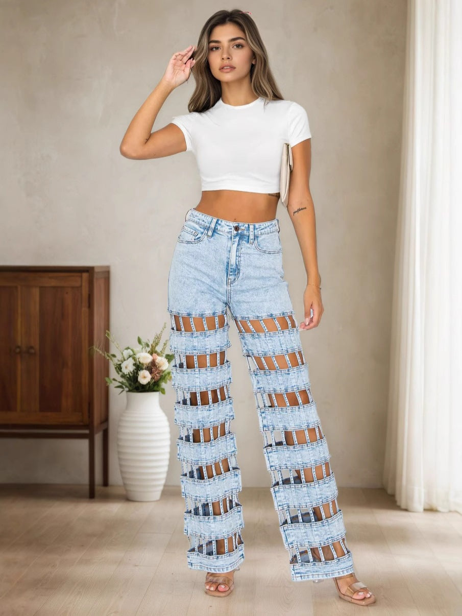 Jean taille haute bleu clair coupe droite, découpes en bandes et tissu délavé sur toute la jambe.