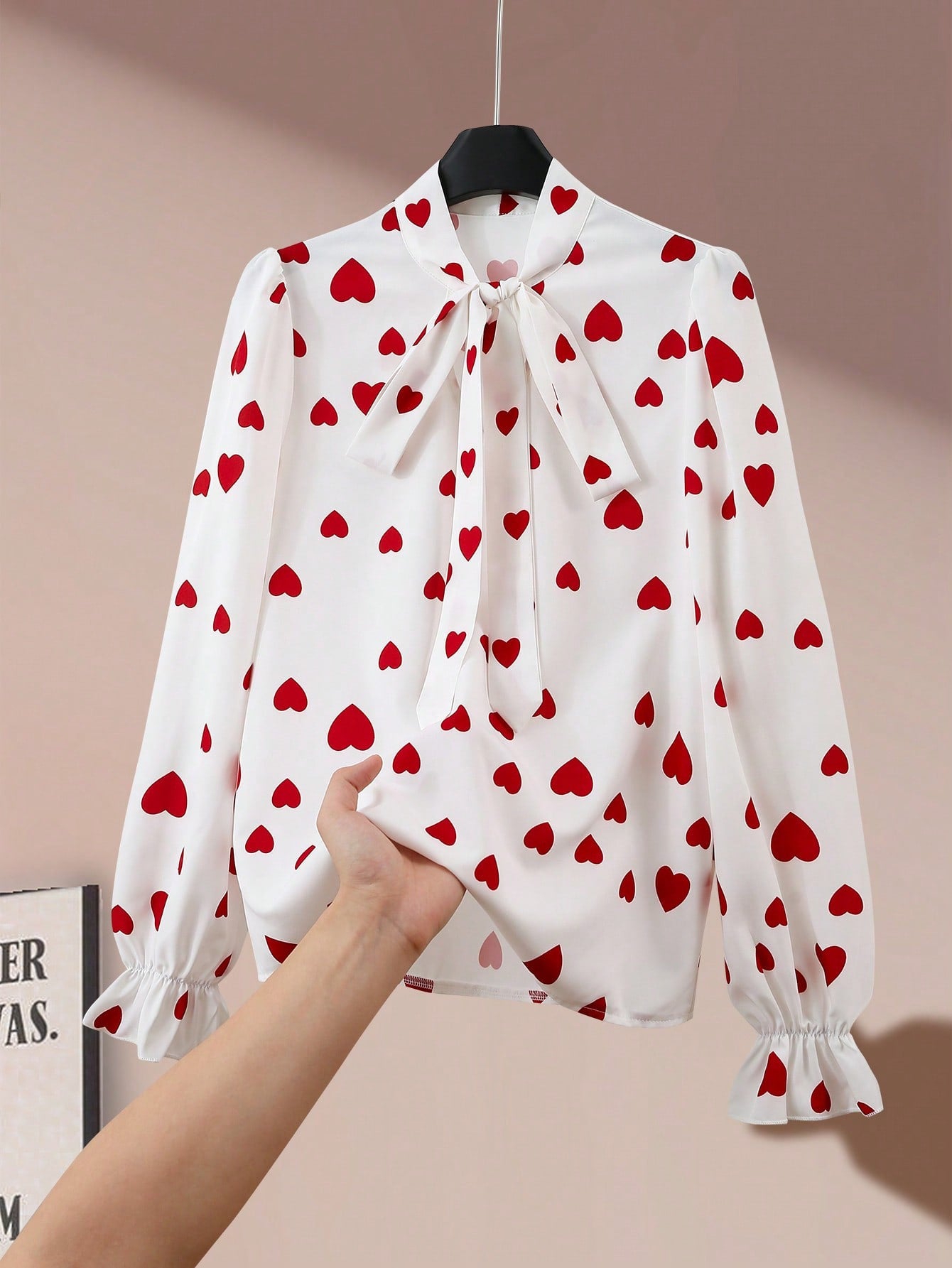 Blouse blanche à col volant et nœud, manches longues, imprimé cœurs rouges